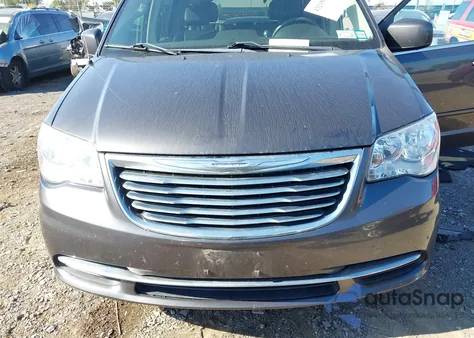 2015 Chrysler Town & Country Lx z USA, uszkodzony, nr VIN 2C4RC1AG1FR677962